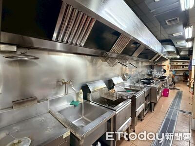 4歲童KTV炒飯剛下肚！驚見湯匙「老鼠啃1個洞」　結帳照收費