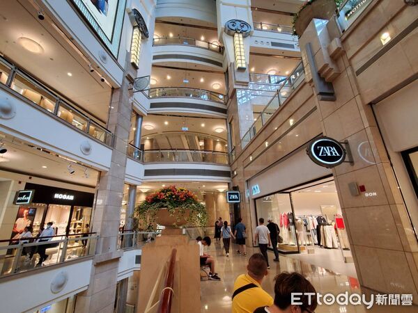 女大生101墜樓亡！　董事長賈永婕深夜發聲「黑底白字哀悼」