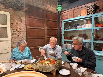 黃仁勳陪父母吃台菜！一張照讓網噴淚：再有錢也是爸媽的兒子