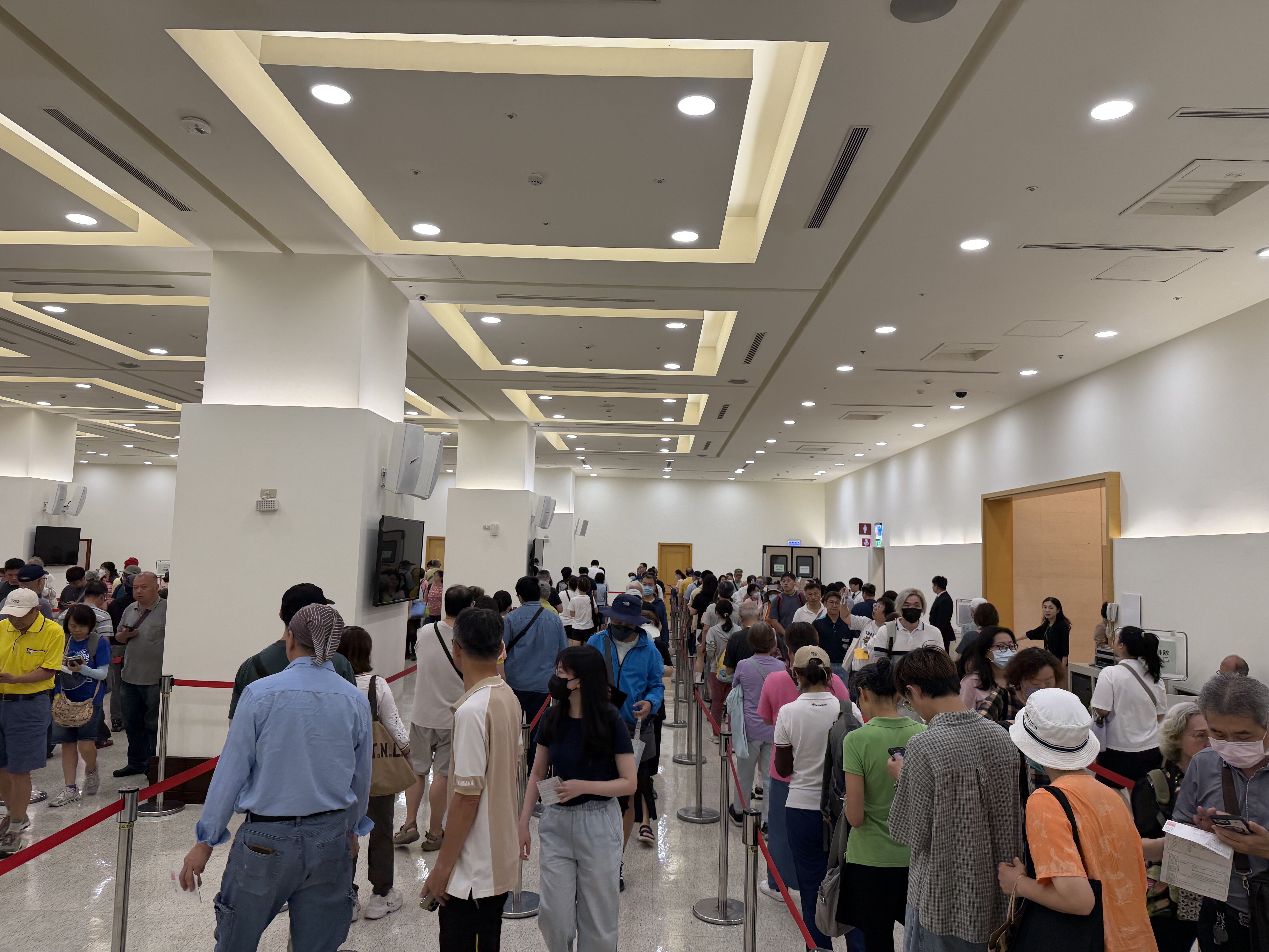 ▲▼長榮股東會禮品誠意滿滿獲好評,領取人潮「大排長榮」。(圖/長榮提供)