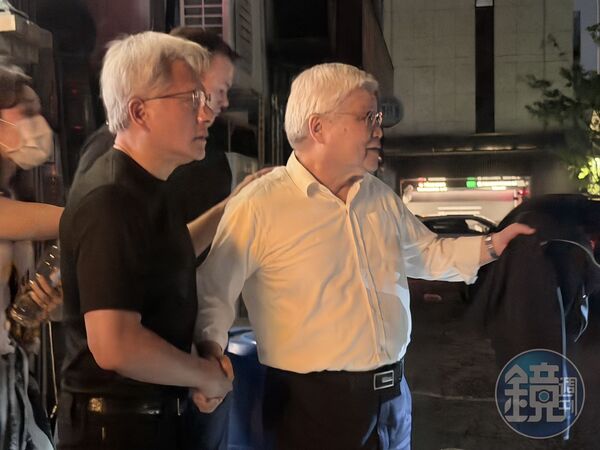 兆元宴散場,輝達創辦人黃仁勳親送台積電董事長魏哲家上車。