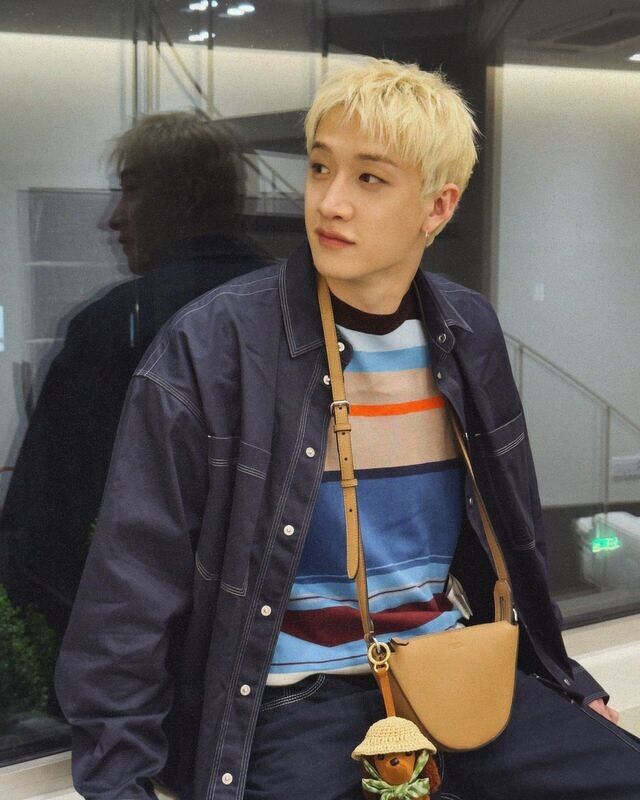方燦這樣太可愛!搶先演繹Fendi BFF Charm、冰棒吊飾掀起精品包掛熱潮