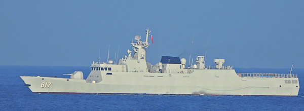 ▲中共景德鎮軍艦(617)騷擾我西南海域,海軍鄭和軍艦嚴密監控。(圖/國防部提供)