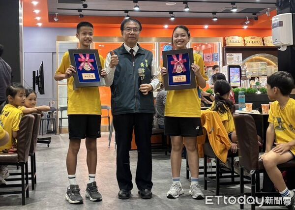 ▲文化國小羽球隊勇奪115年全國羽球團體錦標賽國小男子組及女子組雙冠,市長黃偉哲履行承諾請小將吃牛排慶功。(記者林東良翻攝,下同)