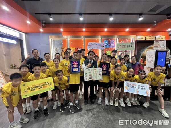 ▲文化國小羽球隊勇奪115年全國羽球團體錦標賽國小男子組及女子組雙冠,市長黃偉哲履行承諾請小將吃牛排慶功。(記者林東良翻攝,下同)