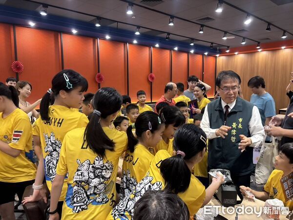 ▲文化國小羽球隊勇奪115年全國羽球團體錦標賽國小男子組及女子組雙冠,市長黃偉哲履行承諾請小將吃牛排慶功。(記者林東良翻攝,下同)