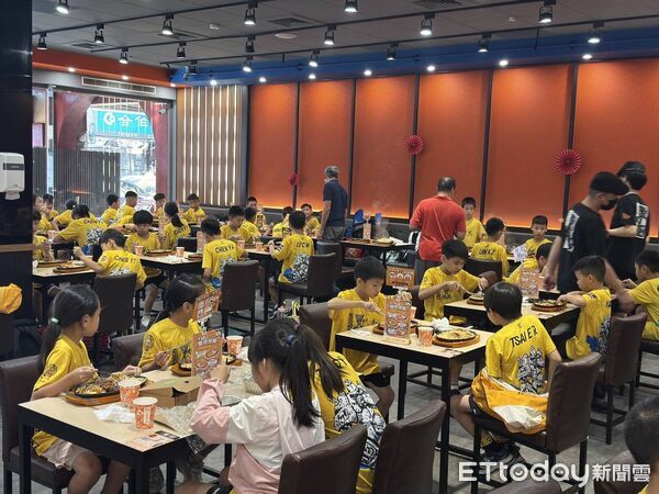 ▲文化國小羽球隊勇奪115年全國羽球團體錦標賽國小男子組及女子組雙冠,市長黃偉哲履行承諾請小將吃牛排慶功。(記者林東良翻攝,下同)