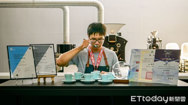 ▲崑山科技大學餐飲管理及廚藝系應屆畢業生陳萬駿深耕咖啡杯測領域,於崑山盃國際咖啡競賽杯測賽奪冠。(記者林東良翻攝,下同)