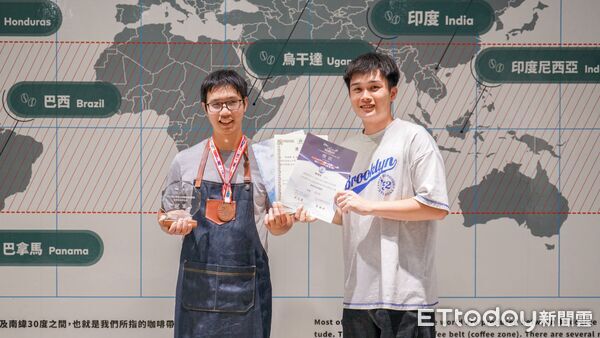 ▲崑山科技大學餐飲管理及廚藝系應屆畢業生陳萬駿深耕咖啡杯測領域,於崑山盃國際咖啡競賽杯測賽奪冠。(記者林東良翻攝,下同)