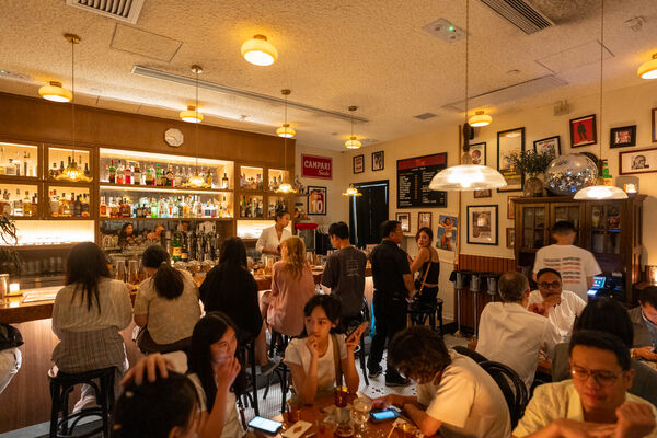▲Bar Leone,Montana,老字號大排檔愛文生,蓮香樓,與電影《小小兵&大怪獸》聯名的龍舟主題裝置,Tiffany Blue Box Café,小巴牌」鑰匙圈,插畫風格的擦手巾。(圖/港旅局提供)