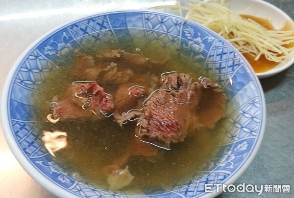 ▲台南「阿村第二代牛肉湯」。(圖/記者黃士原攝)