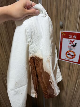 ▲▼網友白褲沾咖啡困北車廁所!潘若迪「親外送褲子」。(圖/翻攝自threads)