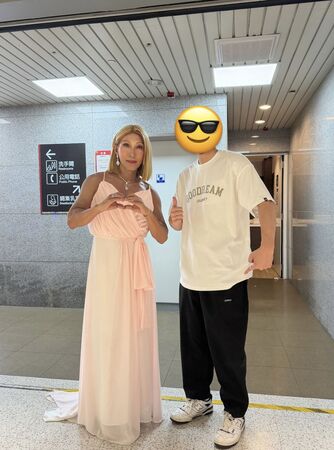 ▲▼網友白褲沾咖啡困北車廁所!潘若迪「親外送褲子」。(圖/翻攝自threads)