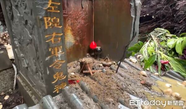 ▲台南市縣城隍廟前老榕樹疑因雨後不支倒塌,壓損廟旁五營建物上蓋,所幸無人傷亡,工務局接獲通報後派員到場切割移除倒塌樹木,預計下班前完成現場處理。(記者林東良翻攝,下同)