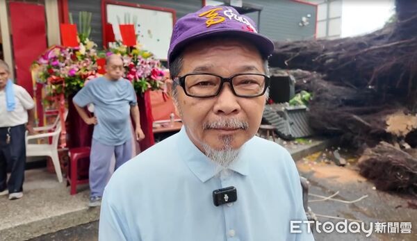 ▲台南市縣城隍廟前老榕樹疑因雨後不支倒塌,壓損廟旁五營建物上蓋,所幸無人傷亡,工務局接獲通報後派員到場切割移除倒塌樹木,預計下班前完成現場處理。(記者林東良翻攝,下同)