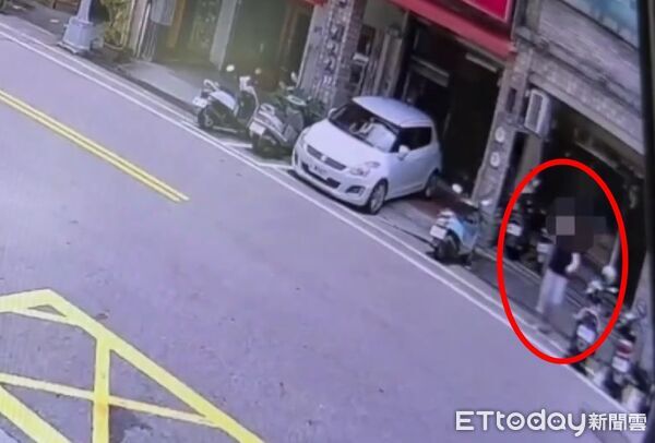 ▲警方證實,劉嫌第一次持刀站在騎樓怒瞪郵局時,警方就曾建議其家屬將其送醫但遭拒絕。(圖/記者楊永盛翻攝)