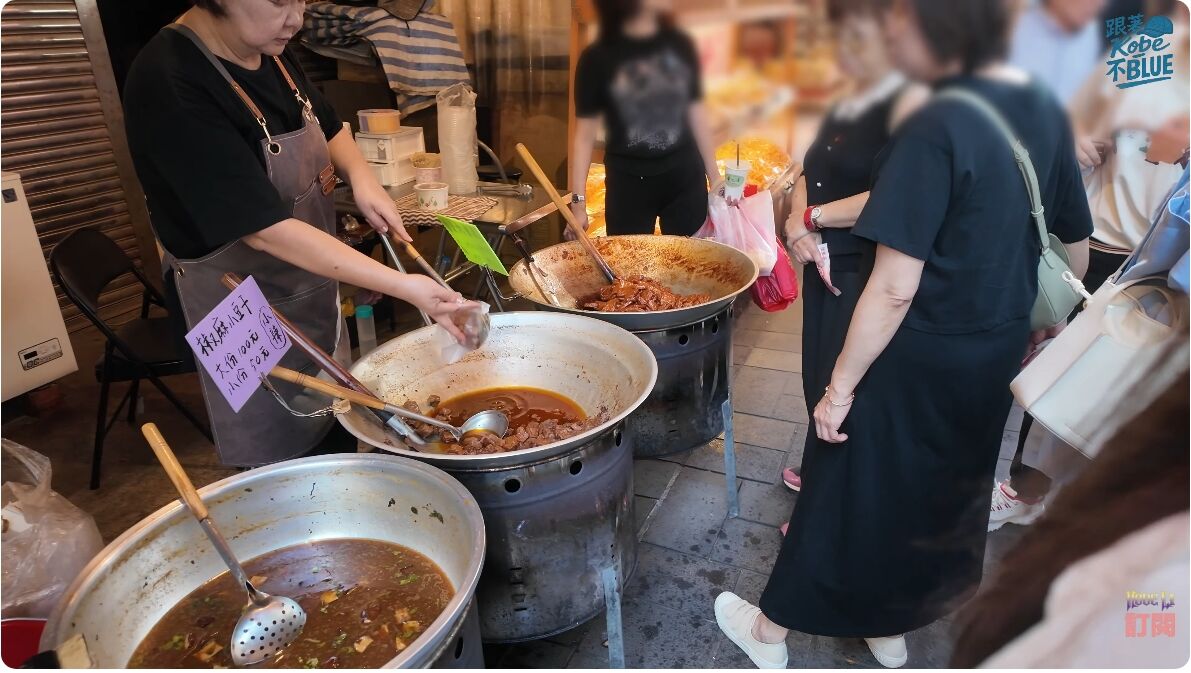 ▲萬里8000坪繡球花海美炸!一日遊懶人包:爽嗑花蟹粥、超巨芋圓 免費足湯收尾。(圖/翻攝自YouTube/跟著Kobe不BLUE)