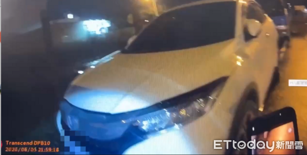 ▲東港警方對違規停放車輛逕行開單告發。(圖/記者陳崑福翻攝)