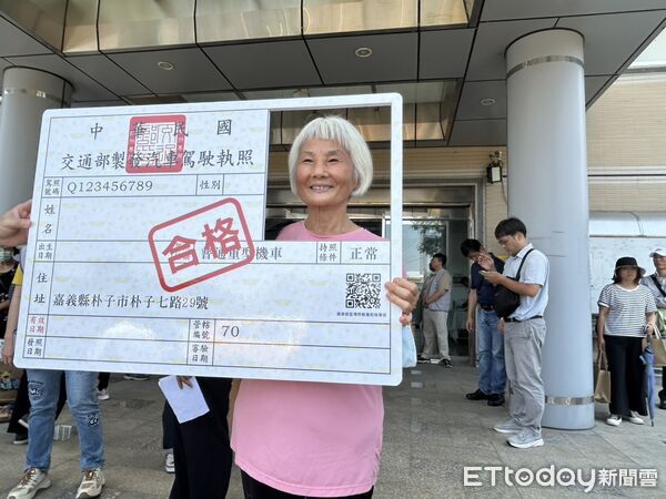 ▲▼全台監理所站推出高齡者換照一站式服務。(圖/公路局提供)