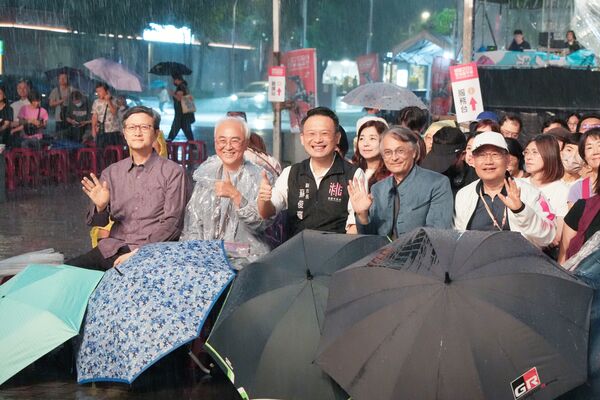 ▲東京佼成管樂團昨晚在藝文廣場雨中首演,副市長蘇俊賓等人觀賞時還需撐傘。(圖/市府新聞處提供)