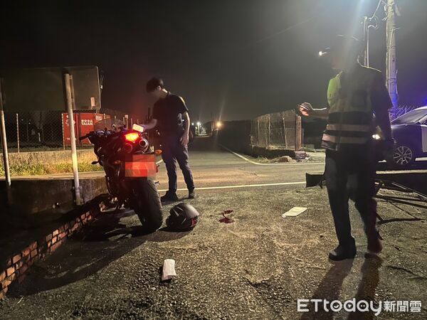 ▲高雄重機晚間突發生自撞。(圖/記者許宥孺翻攝)