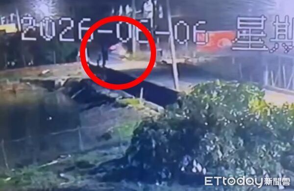 ▲▼高雄重機自撞「凌空飛半圈」畫面曝,男騎士甩飛臥血泊亡 。(圖/記者許權毅翻攝)