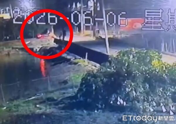 ▲▼高雄重機自撞「凌空飛半圈」畫面曝,男騎士甩飛臥血泊亡 。(圖/記者許權毅翻攝)