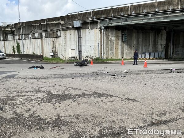 ▲▼大學生疑似闖紅燈,撞上剛下交流道轎車。(圖/記者許宥孺翻攝)