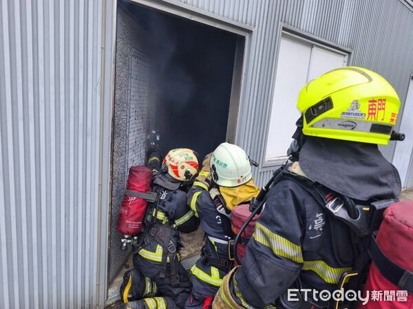 ▲台南市消防局第七救災救護大隊辦理義消火災搶救濃煙搜索及人員救助訓練,強化火場救援能力。(記者林東良翻攝,下同)