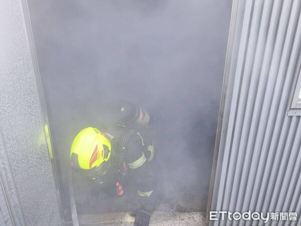 ▲台南市消防局第七救災救護大隊辦理義消火災搶救濃煙搜索及人員救助訓練,強化火場救援能力。(記者林東良翻攝,下同)
