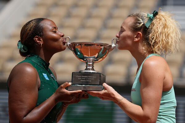 ▲法網女雙頭號種子捷克好手席妮亞可娃(Katerina Siniakova)/美國搭檔湯森(TaylorTownsend)收下合拍大滿貫第3冠。(圖/達志影像/美聯社)