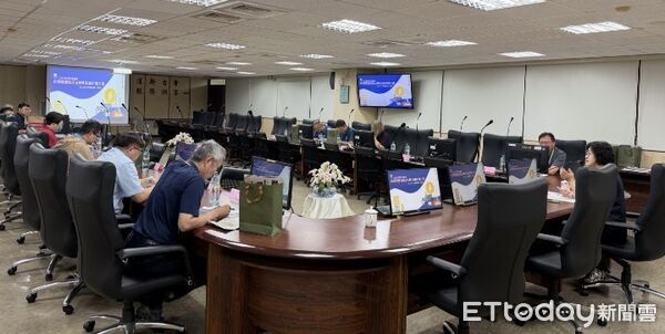 ▲台電台南區營業處舉辦塑膠及鋼鐵製造業用電座談會,向高壓用戶說明新時間電價與需量反應措施。(記者林東良翻攝,下同)