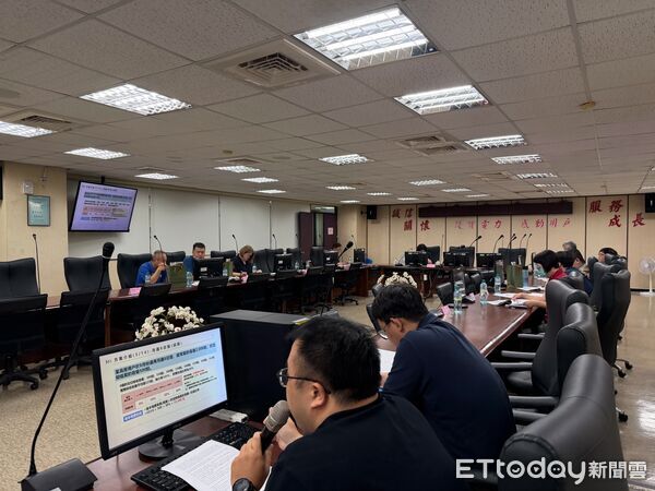 ▲台電台南區營業處舉辦塑膠及鋼鐵製造業用電座談會,向高壓用戶說明新時間電價與需量反應措施。(記者林東良翻攝,下同)