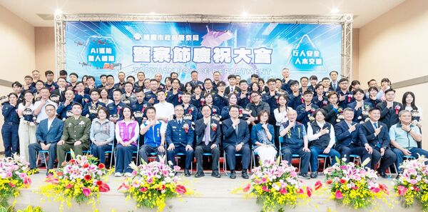 ▲桃園市警察節今天上午舉行表揚警察楷模,市長張善政與獲獎人員合影。(圖/市府新聞處提供)