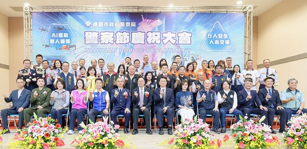 ▲桃園市警察節今天上午舉行表揚警察楷模,市長張善政與獲獎協勤民力等人員合影。(圖/市府新聞處提供)