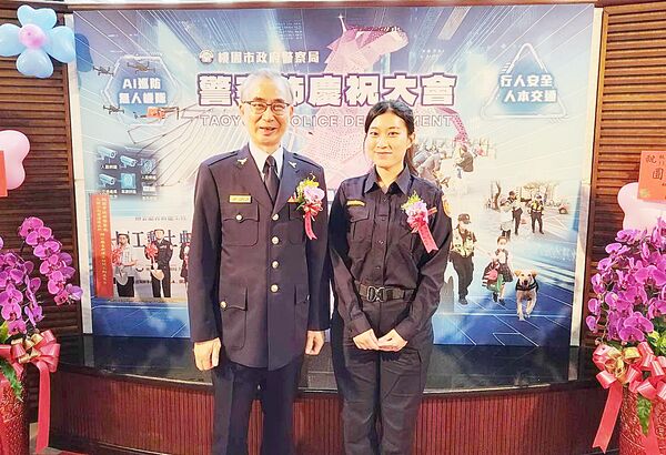 ▲桃園市警察節今天上午舉行表揚警察楷模,市警局長廖恆裕與刑事警察大隊偵查員吳婕寧合影。(圖/桃園市警局提供)