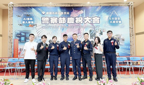 ▲桃園市警察節今天上午舉行表揚警察楷模,中壢警分局長林鼎泰(右四)與七位獲獎同仁合影。(圖/中壢警分局提供)