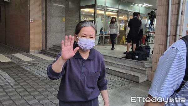 ▲▼陸配徐春鶯涉犯《反滲透法》等罪嫌,新北地院今6/9辯論終結,徐春鶯交保200萬元停止羈押,同案被告鍾錦明不認罪、羅穎(黑上衣淺色短褲)全部認罪求輕判與緩刑。(圖/記者黃哲民攝)