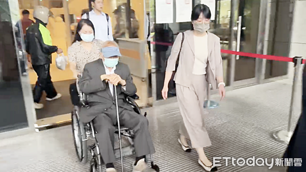 ▲鄭文燦涉貪案今天四度開庭,開完庭後,楊兆麟在委任律師蔡麗清陪同下,乘坐輪椅離開法院。(圖/記者沈繼昌攝)