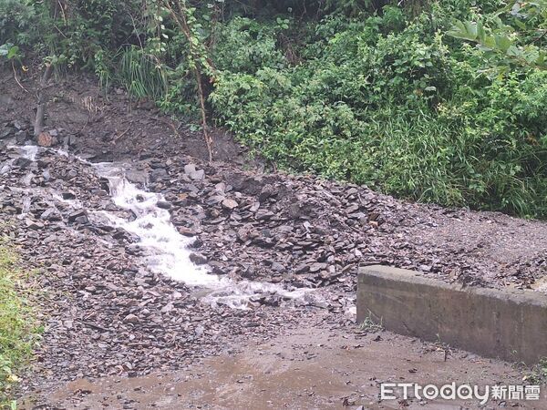 ▲仁愛鄉山區今傍晚前累計雨量約150毫米,傳出農路土石流等零星災情。(圖/仁愛鄉公所提供)
