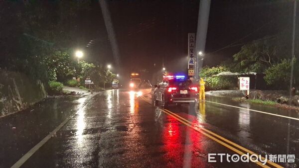 ▲▼台中連日豪雨,台8線28.1K處落石滑落邊坡。(圖/記者游瓊華翻攝)