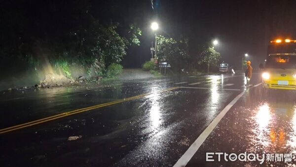 ▲▼台中連日豪雨,台8線28.1K處落石滑落邊坡。(圖/記者游瓊華翻攝)