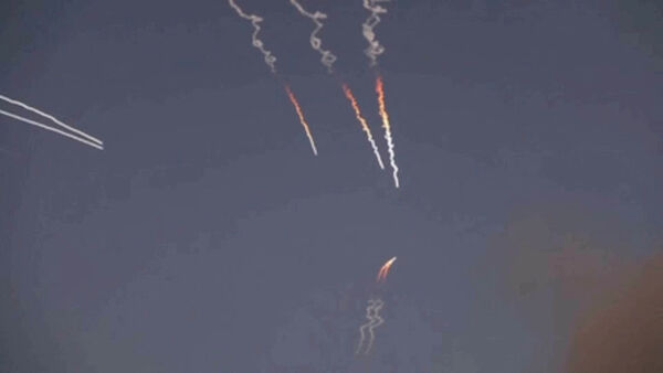▲▼ 伊朗發布攻擊美軍基地的影片。(圖/路透)