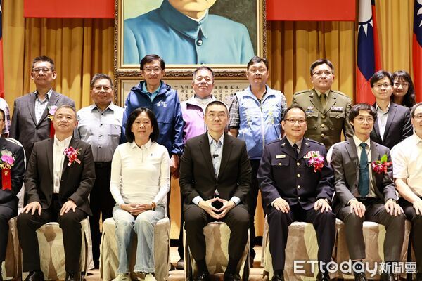 ▲謝國樑宣布繁重勤務加給調升 最高可多領4成。(圖/記者郭世賢翻攝)