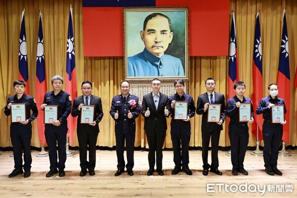 ▲謝國樑宣布繁重勤務加給調升 最高可多領4成。(圖/記者郭世賢翻攝)