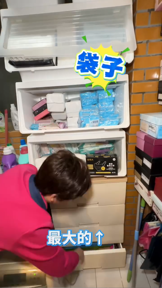 ▲▼寇乃馨家中廚房「全塞鞋盒」200行李箱堆滿3房。(圖/翻攝自Facebook/寇乃馨)