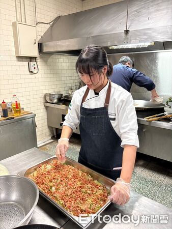 ▲崑山科技大學餐飲管理及廚藝系學生周佳怡榮獲2026年全國大專優秀青年肯定。(記者林東良翻攝,下同)