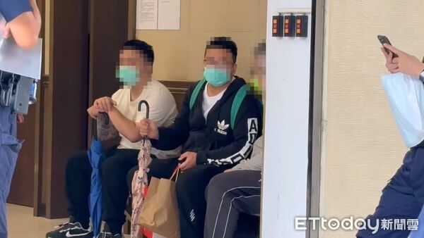▲▼ 李男跟張女是夫妻,今天2兄弟到板殯相驗,相驗時間約30分鐘,弟弟在等待時痛哭,哥哥表示不願受訪。 。(圖/記者陳以昇翻攝)