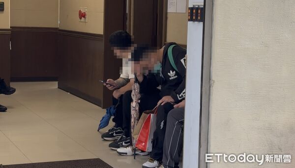 ▲▼ 李男跟張女是夫妻,今天2兄弟到板殯相驗,相驗時間約30分鐘,弟弟在等待時痛哭,哥哥表示不願受訪。 。(圖/記者陳以昇翻攝)