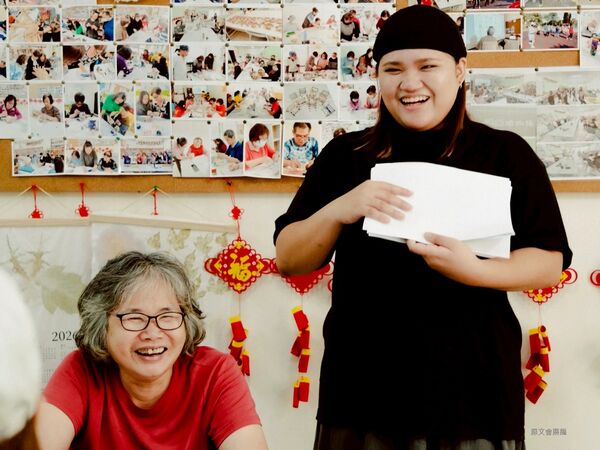 ▲Ali Istanda胡家瑜(右)引導文健站長者,將埤塘生活經驗轉化為創作,並發展為「補龍計畫」的版畫素材。(圖/原文會提供)